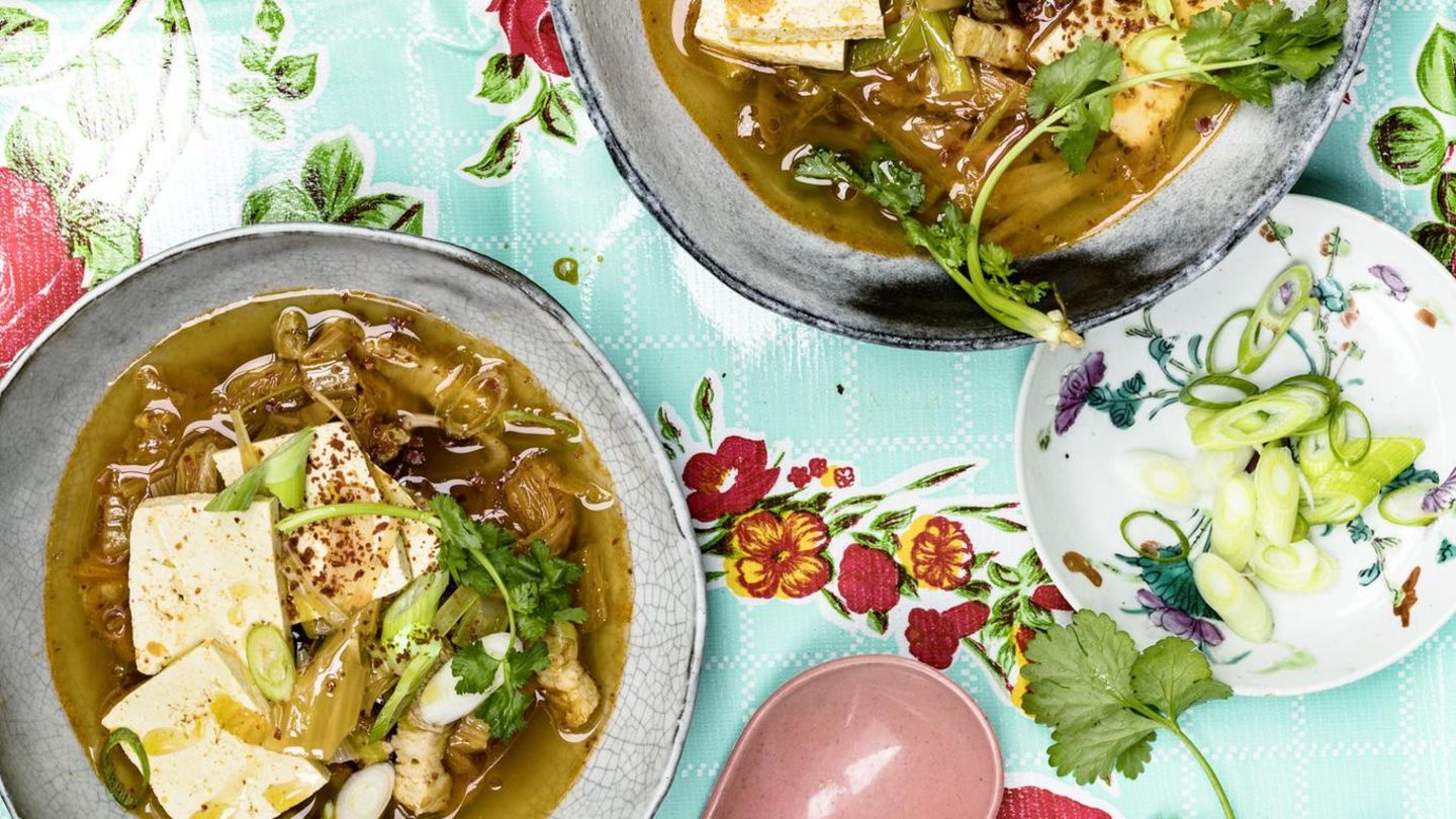 Kimchi-Eintopf aus Korea Ein Eintopf mit Tofu, Kimchi und Frühlunszwiebeln