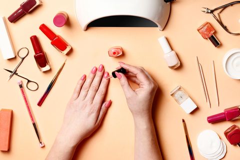 Eine Frau trägt Shellac auf die Fingernägel.