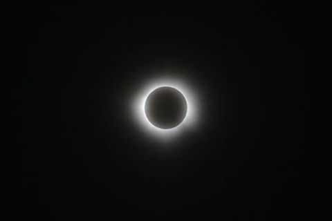 Komplette Sonnenfinsternis zeigt nur noch einen Lichtkranz am Himmel