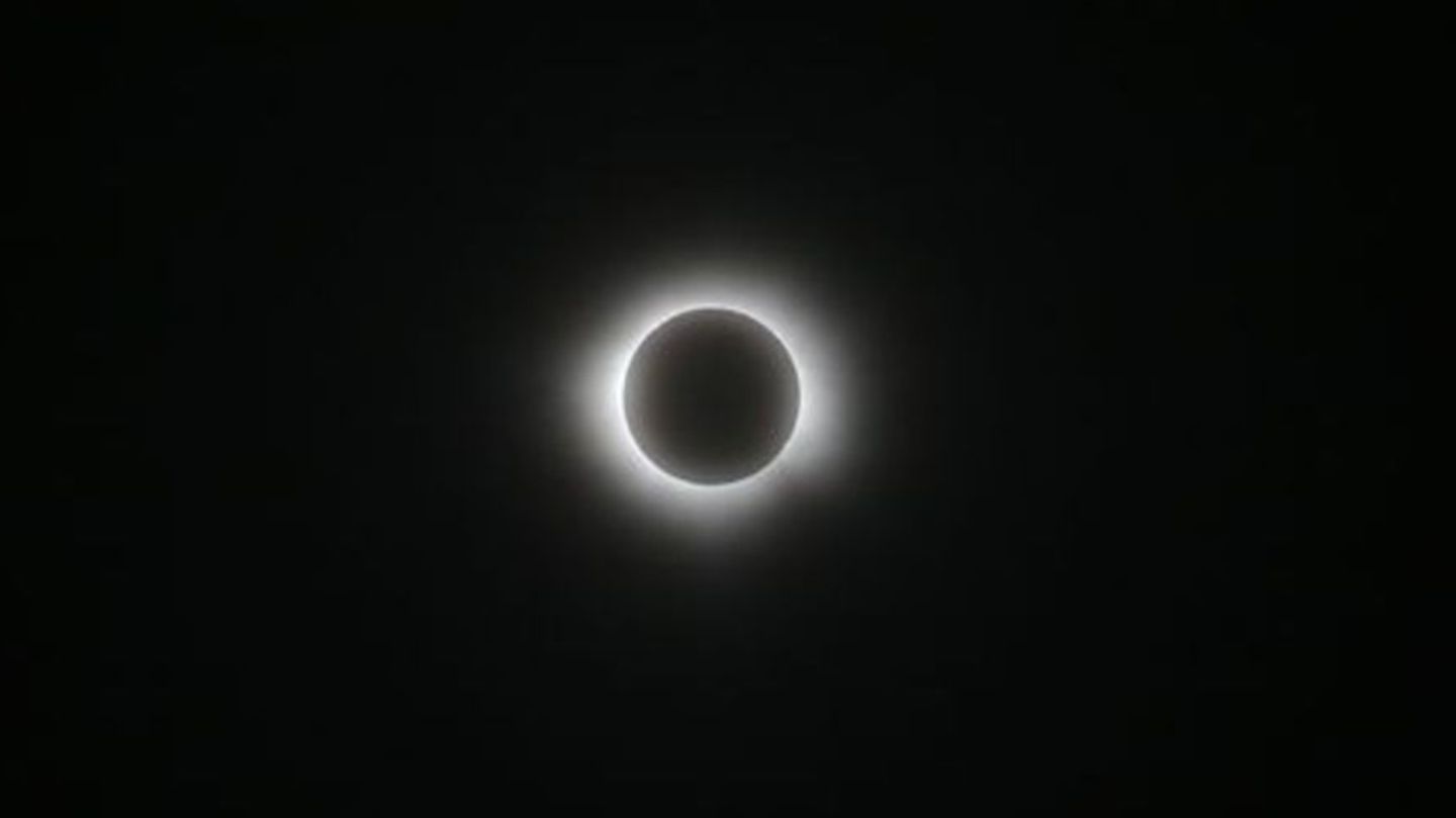 Komplette Sonnenfinsternis zeigt nur noch einen Lichtkranz am Himmel