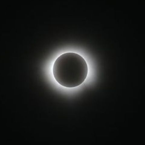 Komplette Sonnenfinsternis zeigt nur noch einen Lichtkranz am Himmel