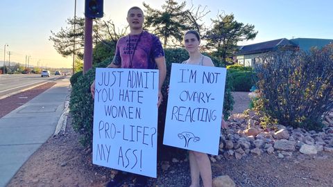 Noah Abedon und Jennifer Dekker protestieren gegen das wiedereingeführte drastische Abtreibungsverbot in Arizona