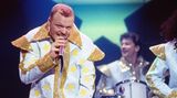 Was hat Stefan Raab vor? Über Ostern meldete sich der Entertainer überraschend nach neun Jahren Funkstille auf Instagram zurück, kündigte einen erneuten Boxkampf mit Regina Halmich an. Doch soll das wirklich alles sein? Der Branchendienst "dwdl.de" berichtet: Nein, Raab plane ein großes ESC-Comeback. Er sei mit seinem Team bereits bei ARD, ZDF, RTL und Pro7/Sat.1 vorstellig gewesen und habe seine Idee präsentiert: eine Revolution des deutschen Vorentscheids, ausgestrahlt auf vier TV-Sendern. Ähnlich wie etwa in den skandinavischen Ländern soll es so im Publikum mehr Identifikation mit dem deutschen Act geben. Ob das Ganze Realität wird, ist noch völlig unklar. Sicher ist aber: Raab hat ein Händchen für den ESC. Das hat er mehrfach bewiesen. Angefangen hat alles im Jahr...