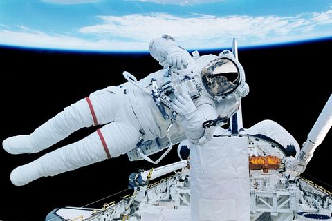 Ein Astronaut schwebt horizontal im Weltraum