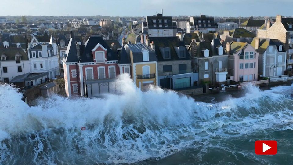 Haushohe Wellen schlagen an die Promenade einer französischen Hafenstadt