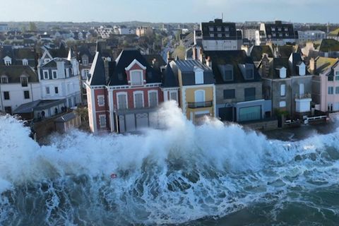 Haushohe Wellen schlagen an die Promenade einer französischen Hafenstadt