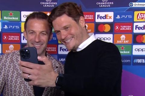Edin Terzic zeigt sein schönstes Zahnpasta-Lächeln, als er das Selfie mit dem Alessandro Del Piero aufnimmt