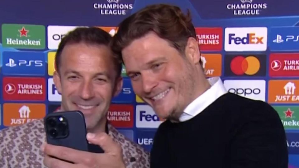 Edin Terzic zeigt sein schönstes Zahnpasta-Lächeln, als er das Selfie mit dem Alessandro Del Piero aufnimmt