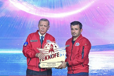 Der türkische Präsident Recep Tayyip Erdoğan neben seinem Schwiegersohn Selçuk Bayraktar