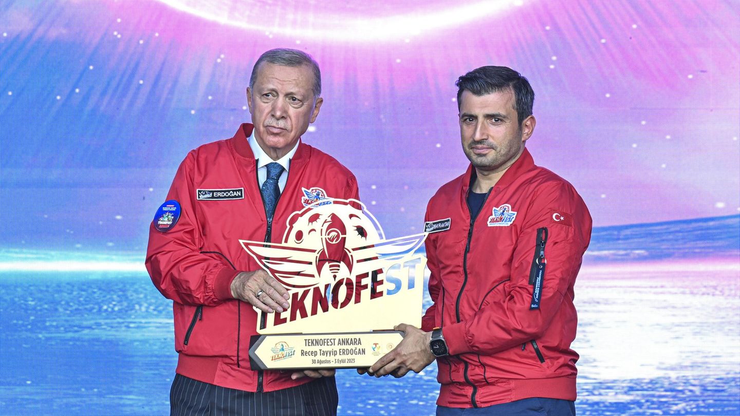 Der türkische Präsident Recep Tayyip Erdoğan neben seinem Schwiegersohn Selçuk Bayraktar