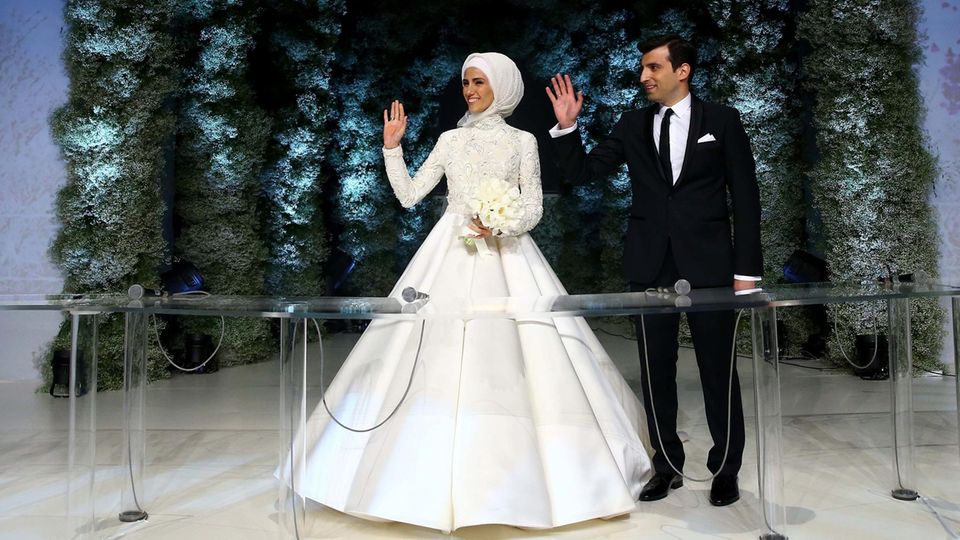 Selçuk Bayraktar im zwart Anzug bei der Hochzeit mit Sümeyye Erdoğan, de jonge presidenten