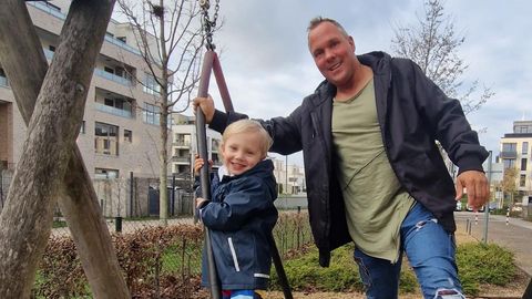 Alex Liefermann mit seinem Sohn auf dem Spielplatz
