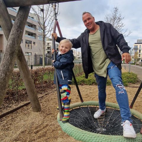Alex Liefermann mit seinem Sohn auf dem Spielplatz