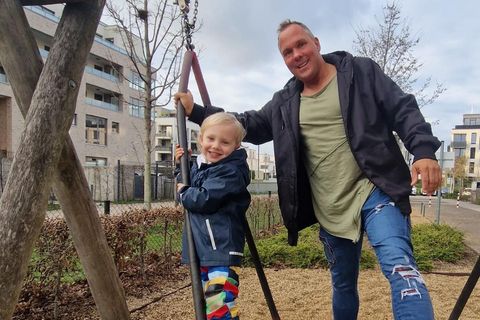 Alex Liefermann mit seinem Sohn auf dem Spielplatz