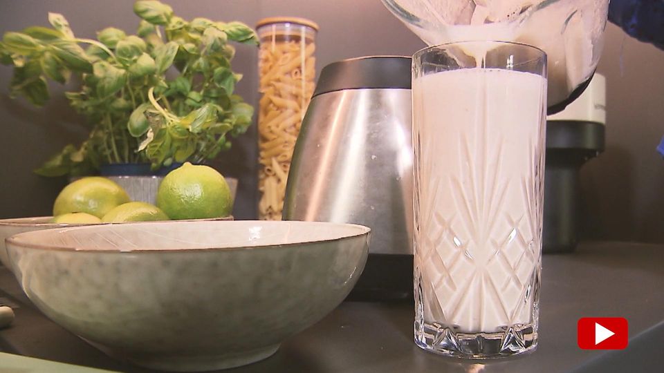Ein Glas mit einen Getränk aus Haferflocken, Wasser und Zitronen steht auf einer Theke