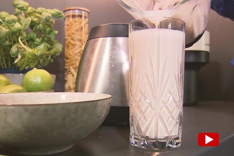 Ein Glas mit einen Getränk aus Haferflocken, Wasser und Zitronen steht auf einer Theke