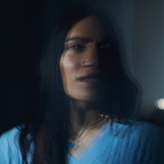 Elissa schaut in die Kamera.