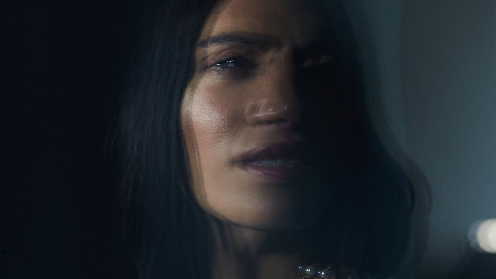 Elissa schaut in die Kamera.