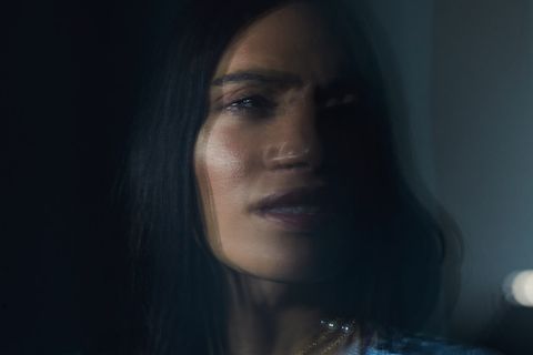 Elissa schaut in die Kamera.