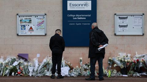 Frankreich: Anwohner betrachten die Blumen vor dem Eingang der Schule, auf die der in Viry-Chatillon getötete 15-Jährige ging