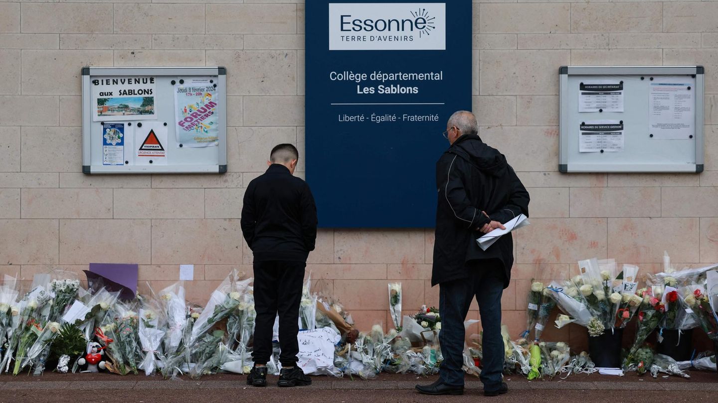 Frankreich: Anwohner betrachten die Blumen vor dem Eingang der Schule, auf die der in Viry-Chatillon getötete 15-Jährige ging