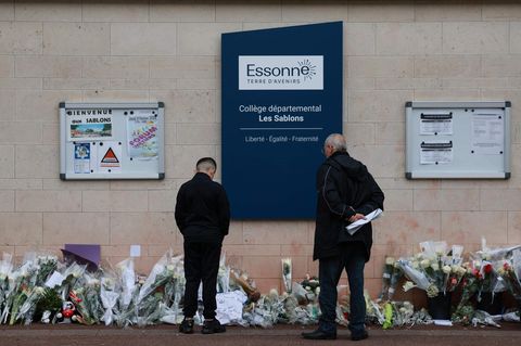 Frankreich: Anwohner betrachten die Blumen vor dem Eingang der Schule, auf die der in Viry-Chatillon getötete 15-Jährige ging