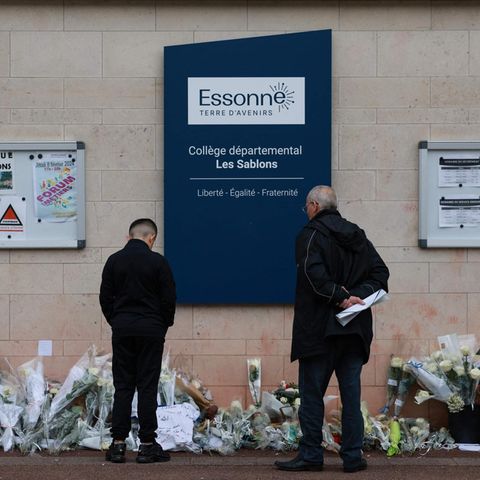 Frankreich: Anwohner betrachten die Blumen vor dem Eingang der Schule, auf die der in Viry-Chatillon getötete 15-Jährige ging