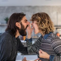 Paar schreit sich an. Das ist schlecht für die Beziehung