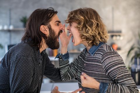 Paar schreit sich an. Das ist schlecht für die Beziehung