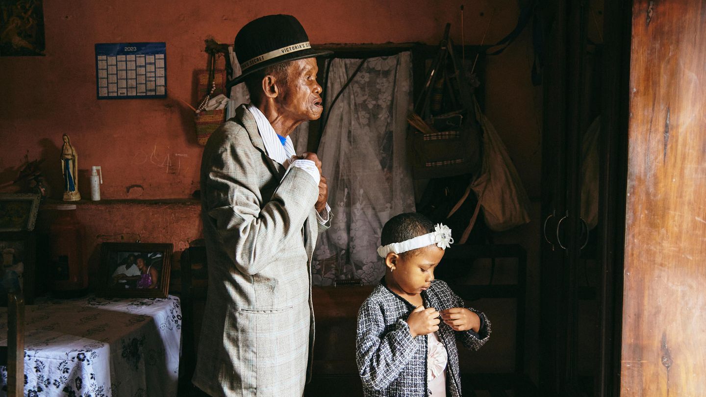 World Press Photo Award: Ihr Vater hat Demenz, sie pflegt ihn – und folgt einer besonderen Pflicht in Madagaskar