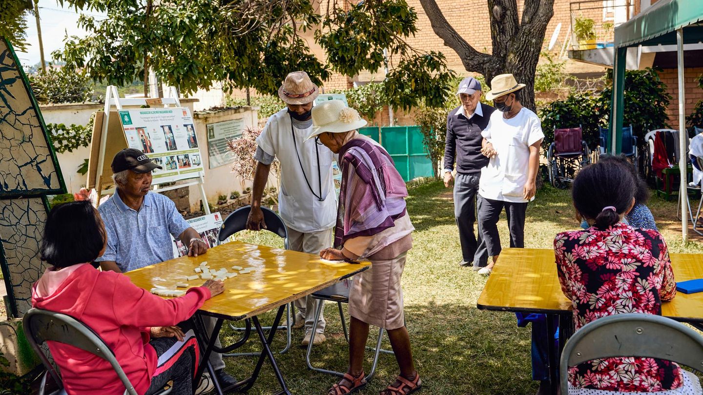 Bei einem Garten Fest kommen Menschen verscheidener Generationen zusammen
