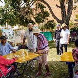 Bei einem Garten Fest kommen Menschen verscheidener Generationen zusammen