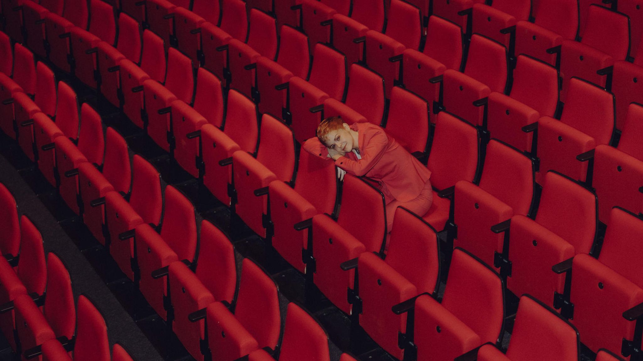 Portrait von Jennifer Siemann in einem leeren Kino aus der Vogelperspektive