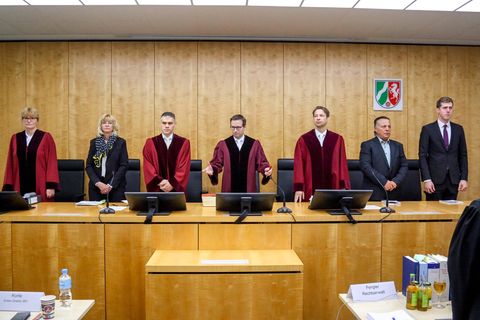 Vor dem Gerichtssaal in Münster steht der Richter und gestikuliert, die AfD und der Verfassungsschutz haben Verterter gesendet