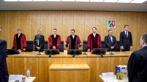 Vor dem Gerichtssaal in Münster steht der Richter und gestikuliert, die AfD und der Verfassungsschutz haben Verterter gesendet