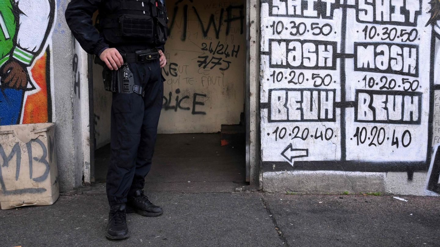 Een politieagent heeft de leiding over een drogisterij in het woonproject Maison-Blanche in de Norden von Marseille