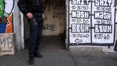 Ein Polizeibeamter steht an einem Drogenhandelsplatz im Wohnprojekt Maison-Blanche im Norden von Marseille