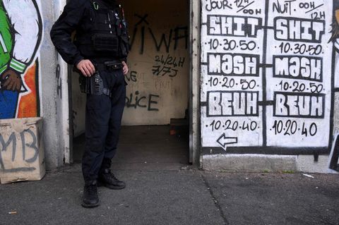 Ein Polizeibeamter steht an einem Drogenhandelsplatz im Wohnprojekt Maison-Blanche im Norden von Marseille