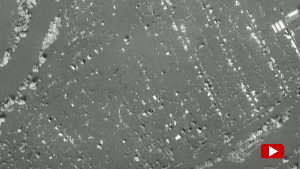 Satellitenbild eines überfluteten Dorfs in Russland