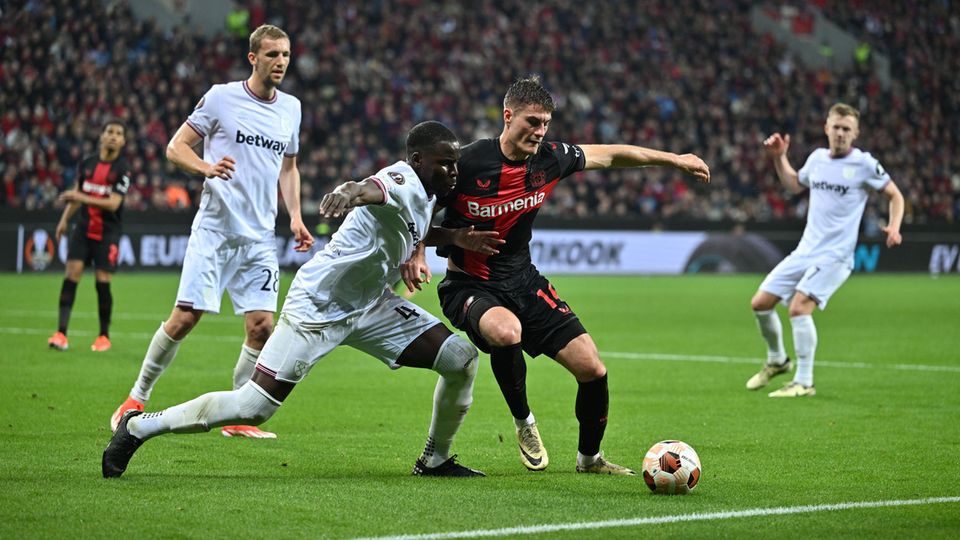 Leverkusens Patrik Schick (r) und West Hams Kurt Zouma kämpfen um den Ball