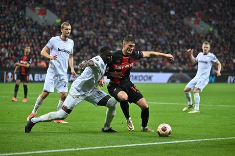 Leverkusens Patrik Schick (r) und West Hams Kurt Zouma kämpfen um den Ball