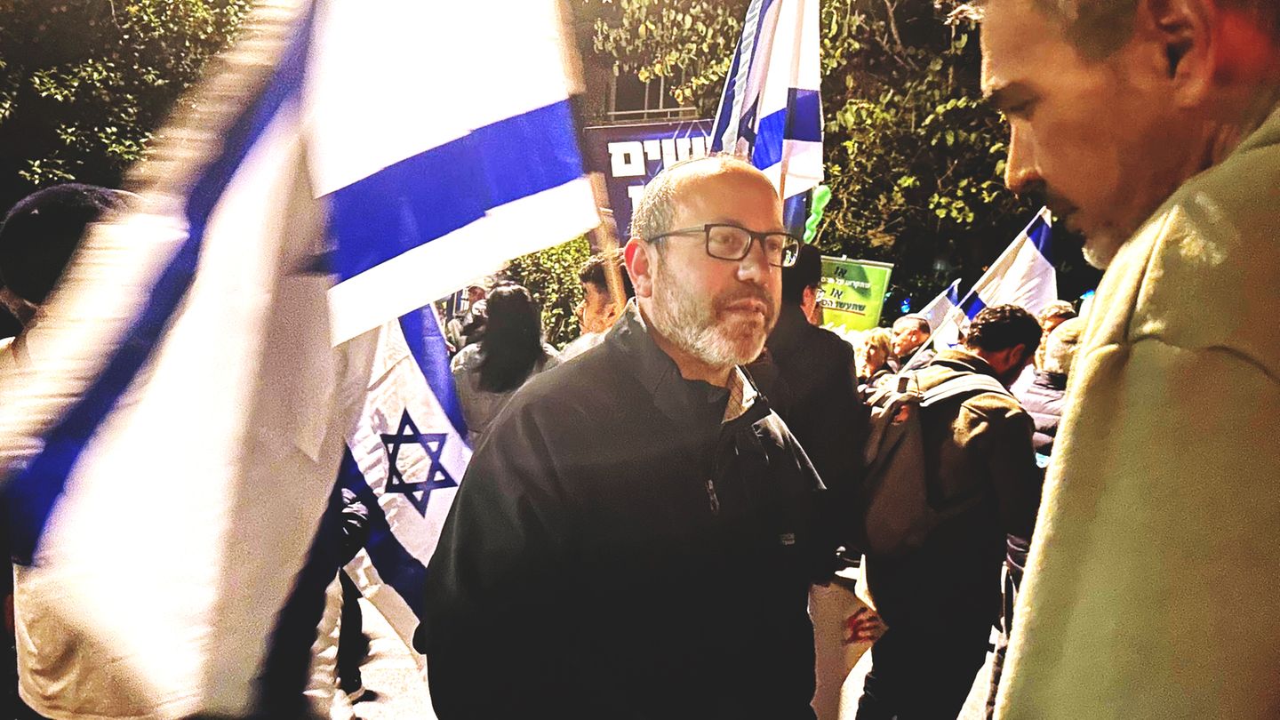 Israel: Der Mitbegründer des rechtsgerichteten Tikva-Forums, Tzikva Mor. Sein Sohn wird von der Hamas im Gazastreifen festgehalten. Doch Mor sagt: "Ich will nicht, dass Terroristen freigelassen werden, damit mein Sohn nach Hause kommt." Der Mitbegründer des rechtsgerichteten Tikva-Forums, Tzikva Mor. Sein Sohn wird von der Hamas im Gazastreifen festgehalten. Doch Mor sagt: "Ich will nicht, dass Terroristen freigelassen werden, damit mein Sohn nach Hause kommt."