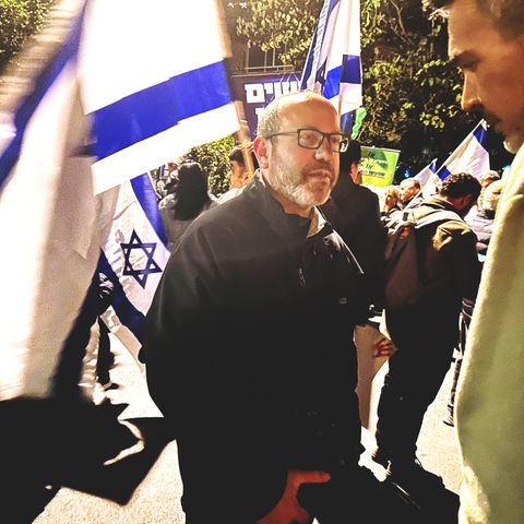 Der Mitbegründer des rechtsgerichteten Tikva-Forums, Tzikva Mor. Sein Sohn wird von der Hamas im Gazastreifen festgehalten. Doch Mor sagt: "Ich will nicht, dass Terroristen freigelassen werden, damit mein Sohn nach Hause kommt."