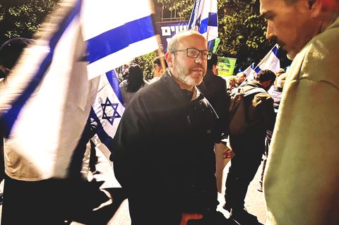 Der Mitbegründer des rechtsgerichteten Tikva-Forums, Tzikva Mor. Sein Sohn wird von der Hamas im Gazastreifen festgehalten. Doch Mor sagt: "Ich will nicht, dass Terroristen freigelassen werden, damit mein Sohn nach Hause kommt."