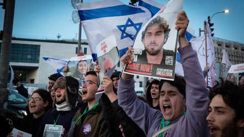 Israelis fürchten um ihre Angehörigen und protestieren dafür, die Hamas-Geiseln so schnell wie möglich heimzuholen