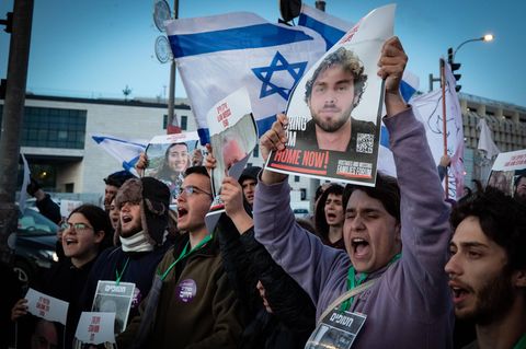 Israelis fürchten um ihre Angehörigen und protestieren dafür, die Hamas-Geiseln so schnell wie möglich heimzuholen
