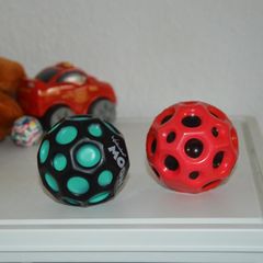 Der Moon und der Astro Jump Ball liegen im Kinderzimmer