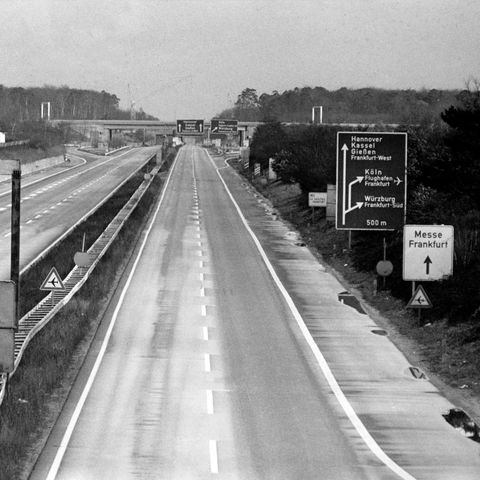 Eine leere Autobahn wegen eines Fahrverbots 1973