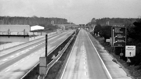 Eine leere Autobahn wegen eines Fahrverbots 1973
