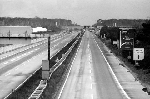 Eine leere Autobahn wegen eines Fahrverbots 1973